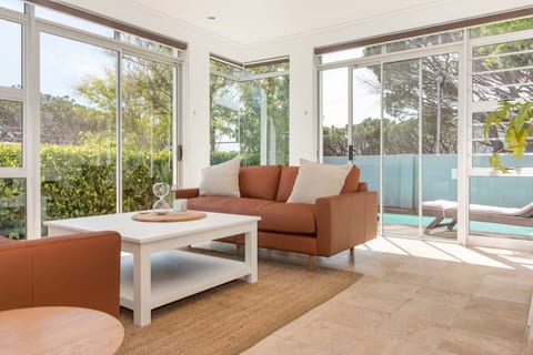 Pool, garden, BBQ, close to beach, battery back-up
