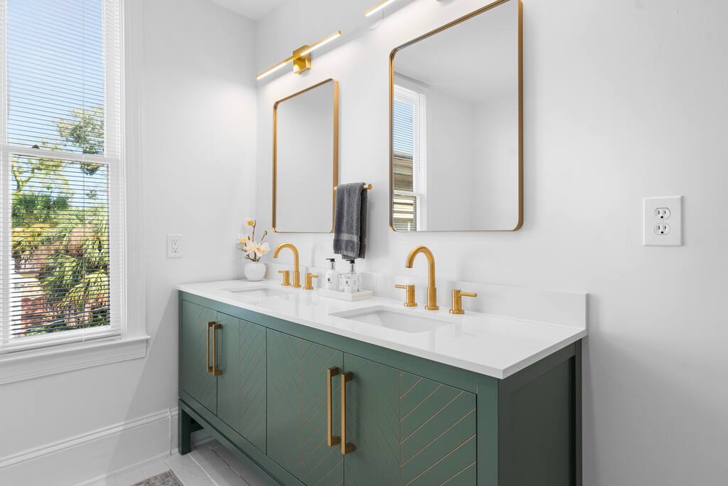 Full vanity with dual sinks