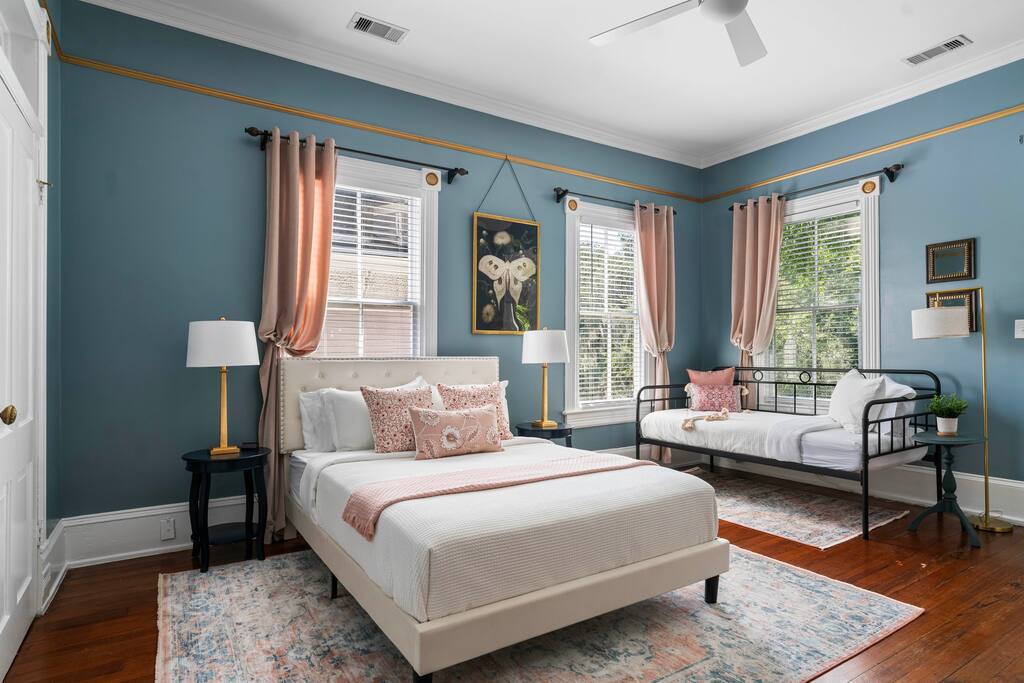 2nd floor bedroom featuring a queen bed and twin size daybed