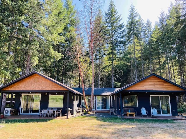 Forest Hideaway House with hot tub and trail - Shelton