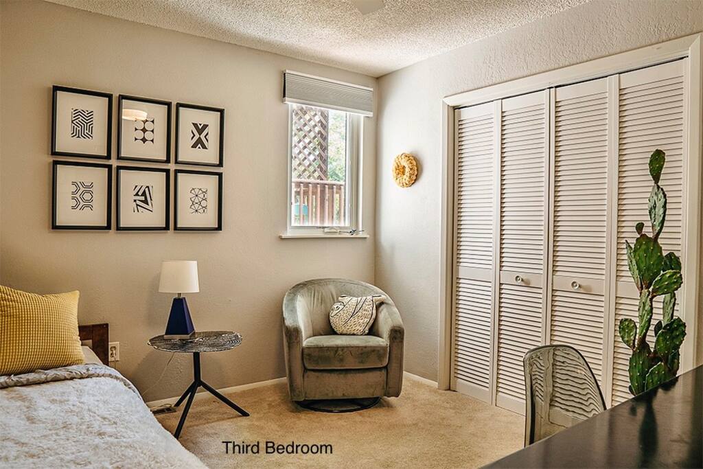 5.-kathy's-small-bedroom/