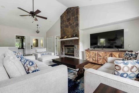 Waterfront-On Hamilton-4BR 3.5BA-Docks-Cove