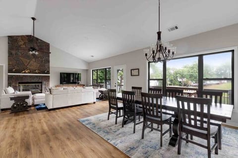 Waterfront-On Hamilton-4BR 3.5BA-Docks-Cove