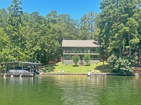 Waterfront-On Hamilton-4BR 3.5BA-Docks-Cove