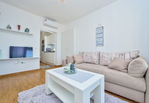 Apartments Sunny by the Sea - Unit 374065-13