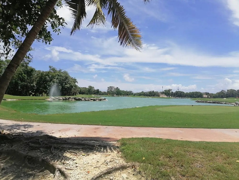 Escape to a tropical paradise at the Hard Rock Golf Course in Playa del Carmen, Mexico. Nestled amidst lush greenery and overlooking a serene lake, this stunning golf course offers the perfect blend of relaxation and excitement. Located in Playacar.