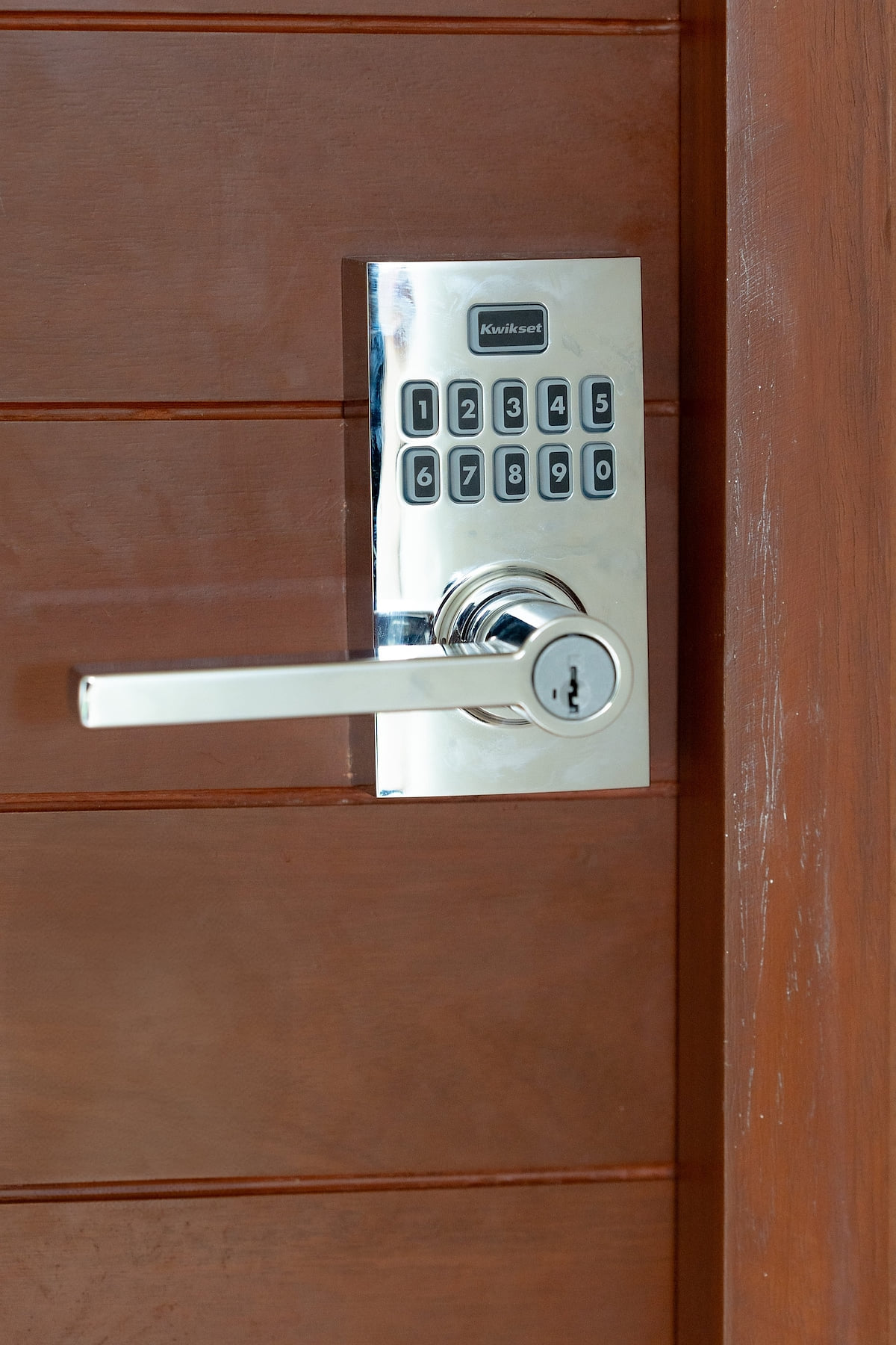 Experience the perfect blend of security and style with our sleek silver door handle, complete with a convenient keyless entry system. 