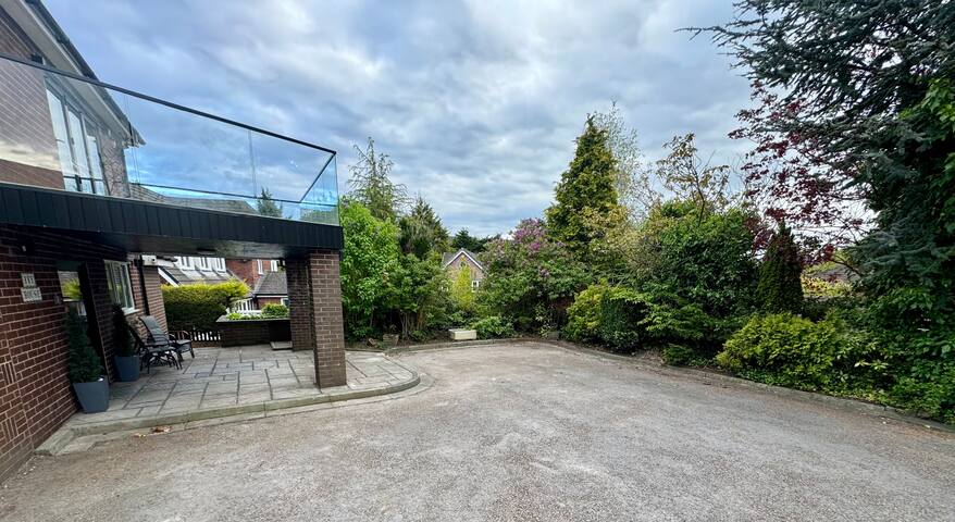 Private parking for 3/4 cars