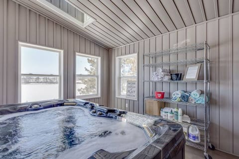 Water Front with Indoor Hot Tub & Sauna