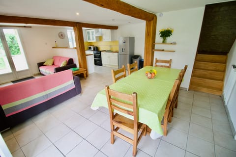 Open plan lounge/kitchen/dining area