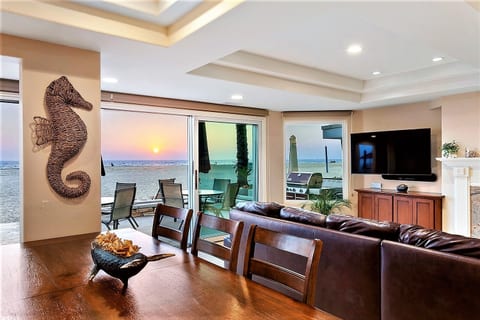 FAMILY AND DINING AREAS with FIREPLACE
Floor-to-Ceiling sliding glass doors open to your own spacious oceanfront dining patio just steps from the sand. Finish your day next to a cozy gas fireplace and enjoy family time with provided games and puzzles.
