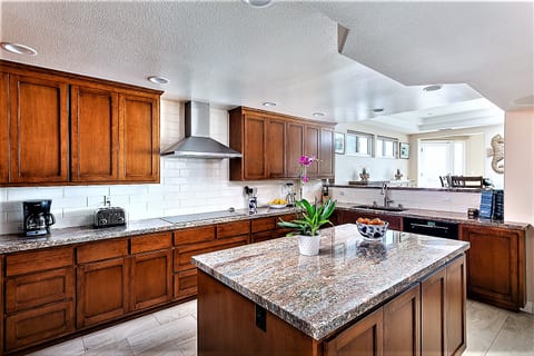 GOURMET KITCHEN - OCEAN VIEW