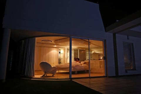 Lion's View/5 bedr/pool/ by beach/battery power