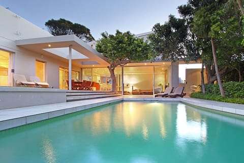 Lion's View/5 bedr/pool/ by beach/battery power