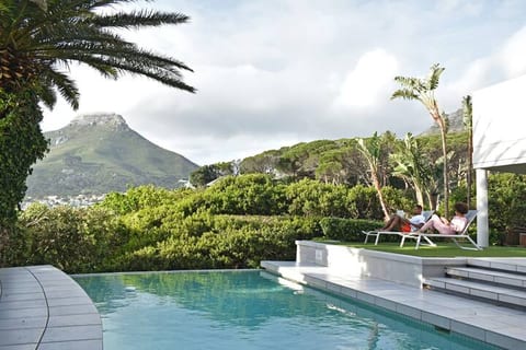 Lion's View/5 bedr/pool/ by beach/battery power
