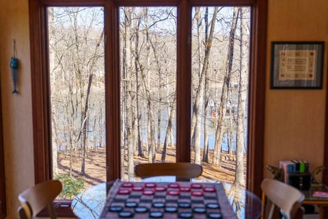 Cozy lakefront cabin with private dock