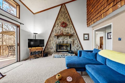 Cozy lakefront cabin with private dock
