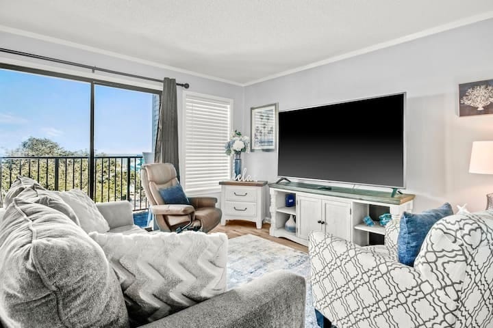 Stylish decor w/very comfortable seating