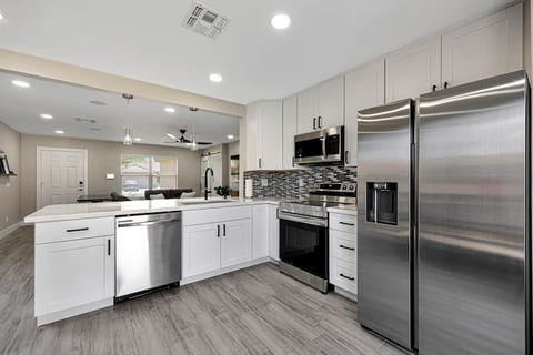 Stylish Modern Desert Oasis Home Min to BB Stadium