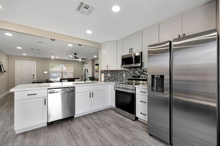 Stylish Modern Desert Oasis Home Min to BB Stadium - Surprise