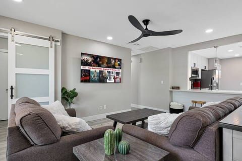 Stylish Modern Desert Oasis Home Min to BB Stadium