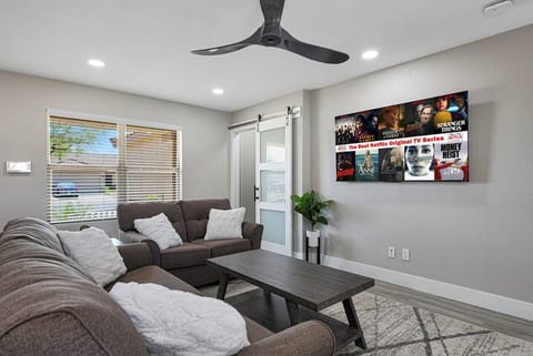 Stylish Modern Desert Oasis Home Min to BB Stadium