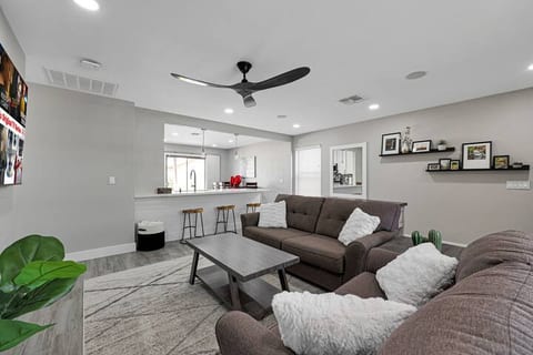 Stylish Modern Desert Oasis Home Min to BB Stadium