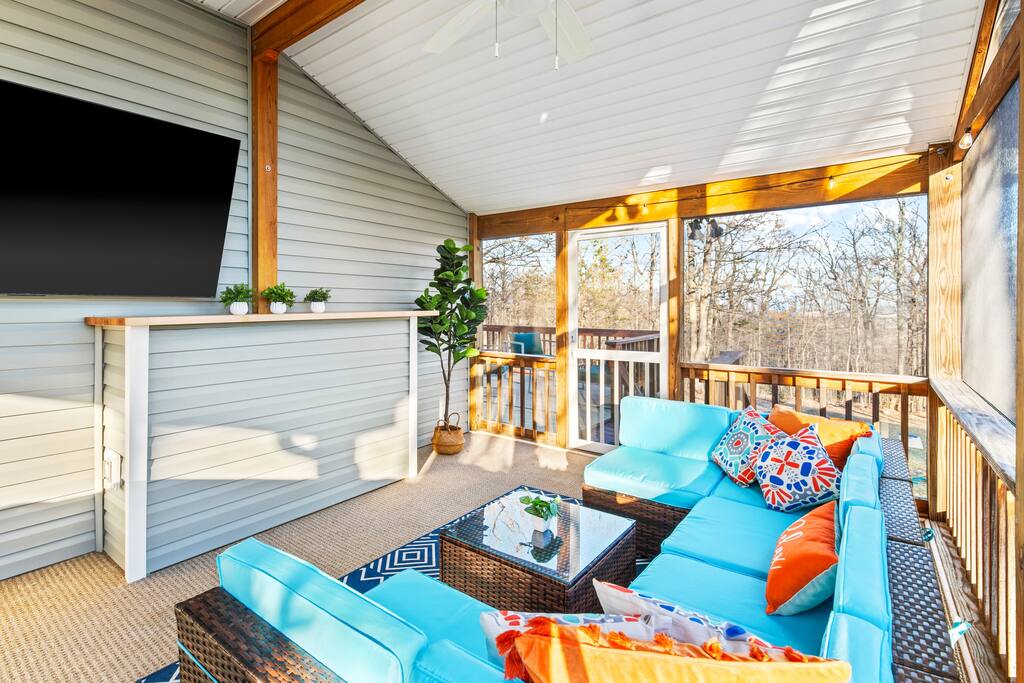 SoothEscapes Secluded: Hot Tub+Porch Cinema+Grill