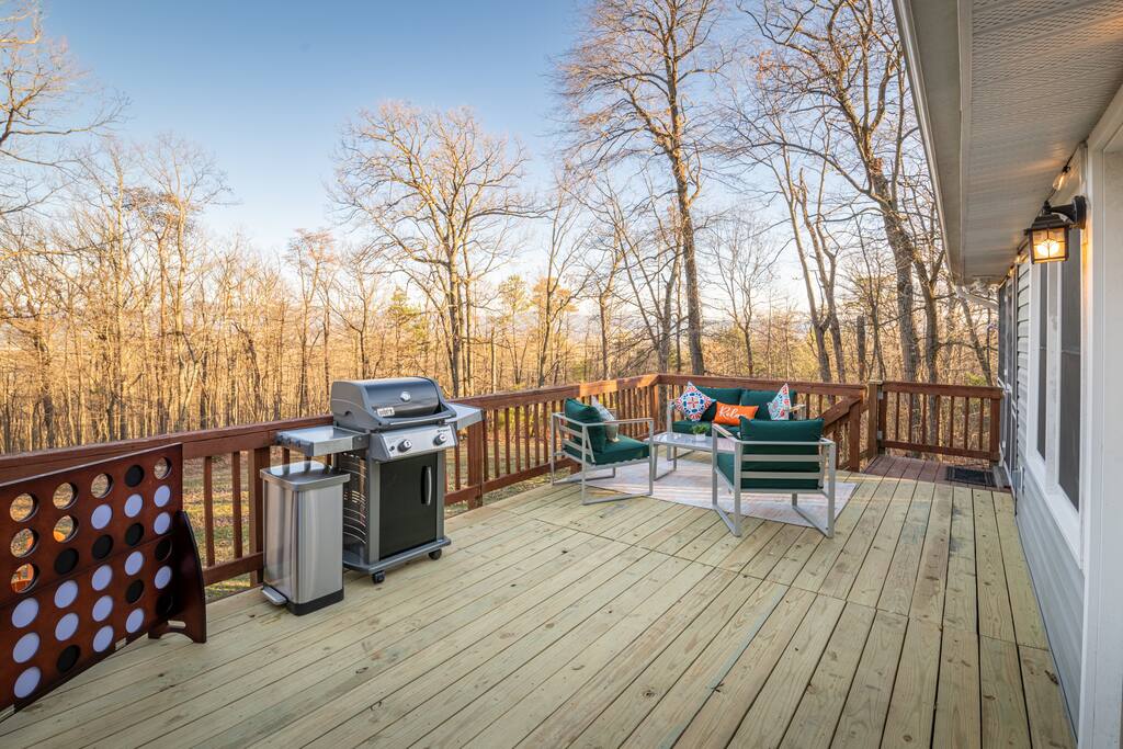 Sip your morning coffee ☕️ with gorgeous views and private front yard. Or use our grill to whip up delicious food . 