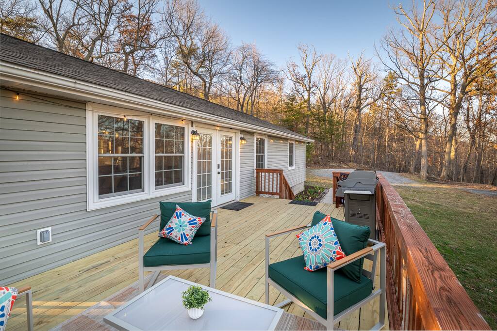 SoothEscapes Secluded: Hot Tub+Porch Cinema+Grill