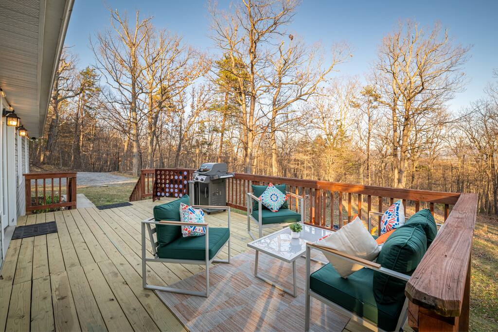 SoothEscapes Secluded: Hot Tub+Porch Cinema+Grill