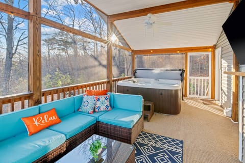 75 inch TV + Hot Tub + Outdoor Seating = Shenandoah Soothe Escapes