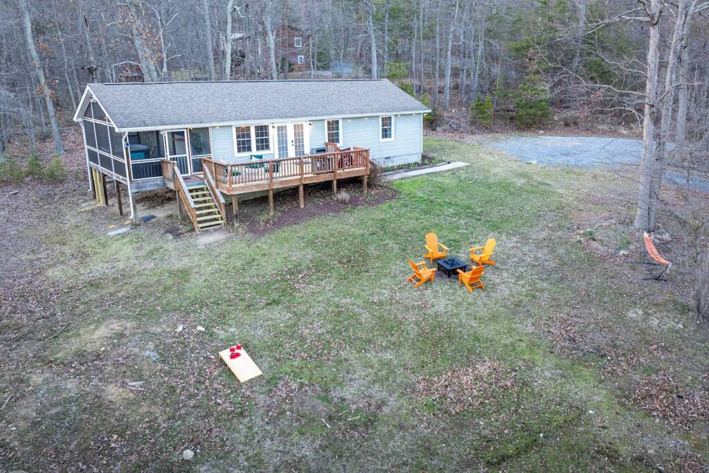 SoothEscapes Secluded: Hot Tub+Porch Cinema+Grill