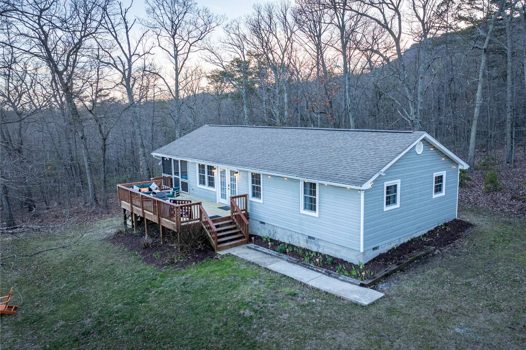 SoothEscapes Secluded: Hot Tub+Porch Cinema+Grill
