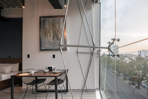 The Skyline Loft – Modern Comfort with Stunning City Views