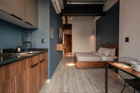 The Skyline Loft – Modern Comfort with Stunning City Views