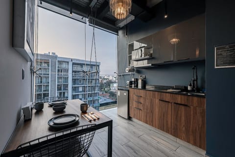 The Skyline Loft – Modern Comfort with Stunning City Views