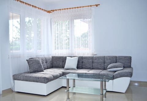 House LjubaV - Unit 374242-13