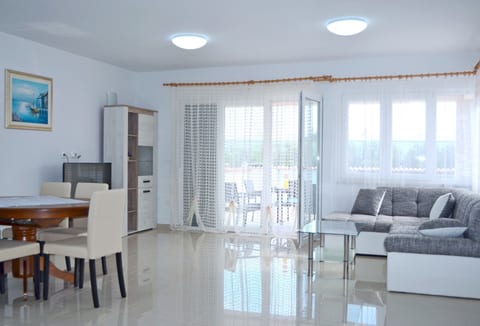 House LjubaV - Unit 374242-13