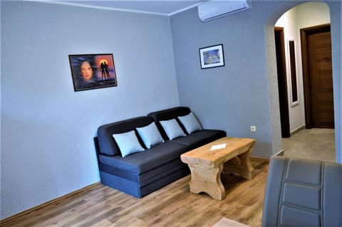 Apartments Leonard - Unit 374747-13