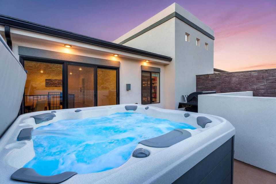 NEW! Private Hot tub | HUGE POOL | Sleeps 20 - Hurricane