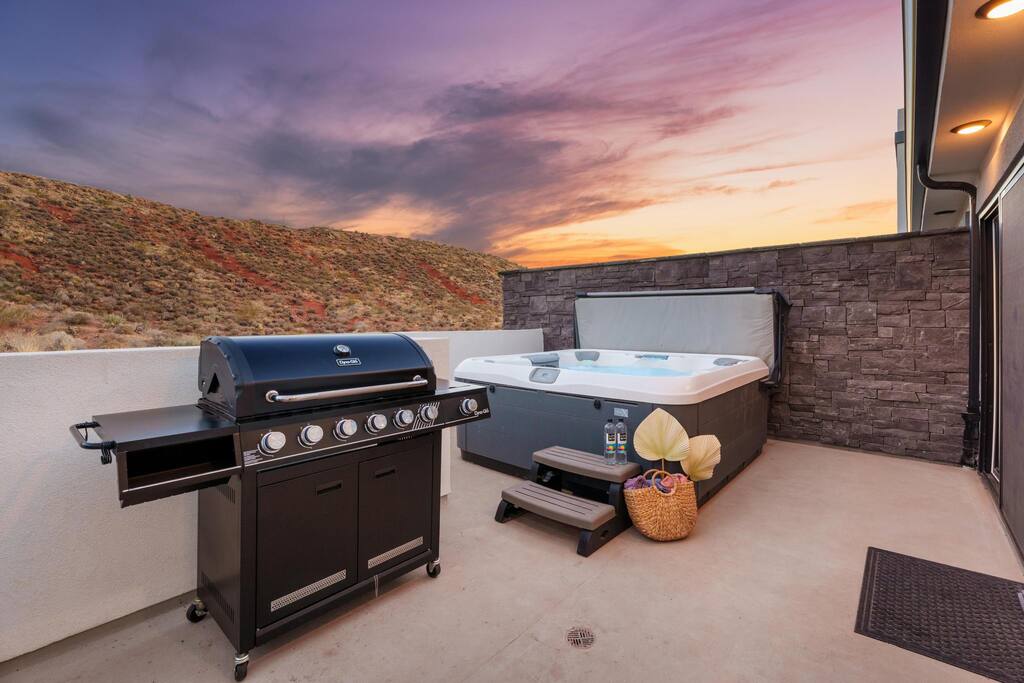new!-private-hot-tub-or-huge-pool-or-sleeps-20/