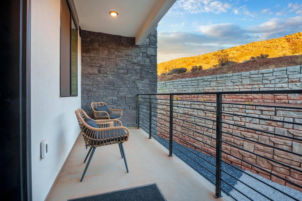 new!-private-hot-tub-or-huge-pool-or-sleeps-20/