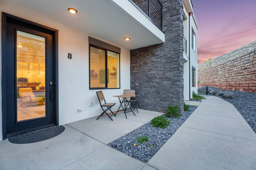 new!-private-hot-tub-or-huge-pool-or-sleeps-20/