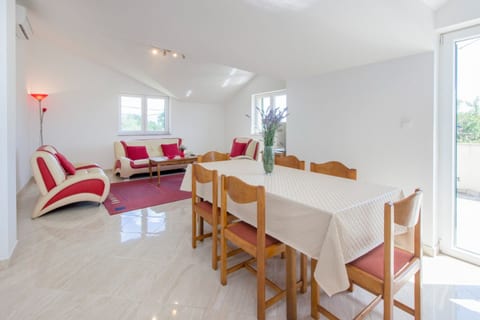 House Brist - Unit 374897-13