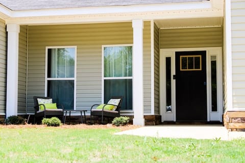 Equestrian Luxe Home/Fenced Yard/Centrally Located