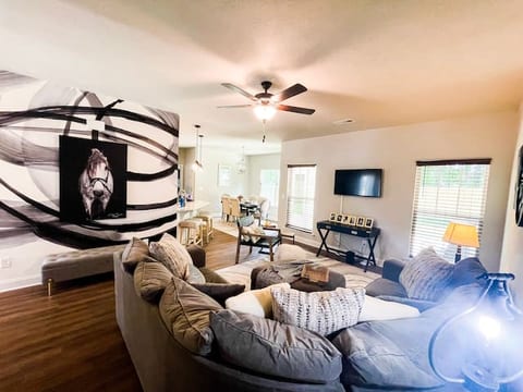 Equestrian Luxe Home/Fenced Yard/Centrally Located