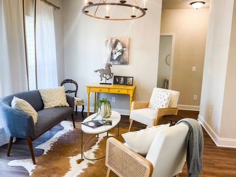 Equestrian Luxe Home/Fenced Yard/Centrally Located