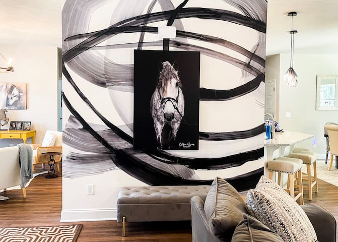 Equestrian Luxe Home/Fenced Yard/Centrally Located