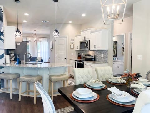 Equestrian Luxe Home/Fenced Yard/Centrally Located
